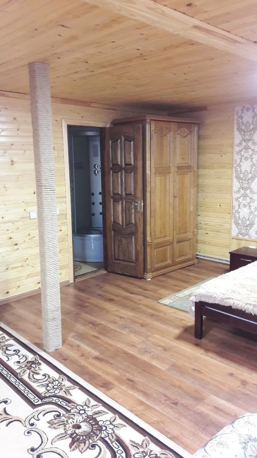 U Romana Jaremče Esterno foto